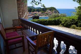Гостевой дом Villa Sara Guesthouse Свети-Стефан Четырехместный номер с балконом и видом на море-1