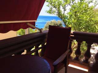 Гостевой дом Villa Sara Guesthouse Свети-Стефан Трехместный номер с балконом и видом на море-4
